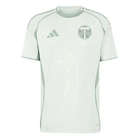 Haut d'avant-match adidas One Planet 2025 vert clair pour homme des Portland Timbers