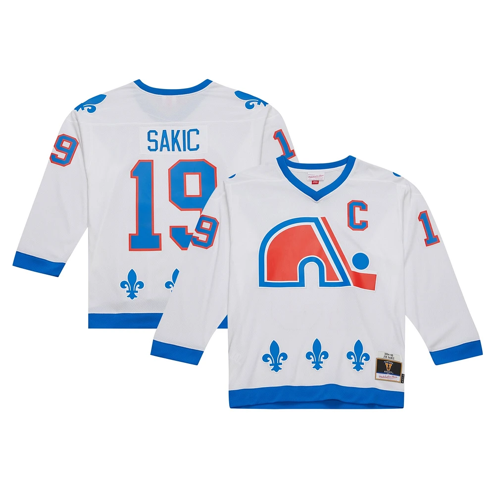 Maillot de joueur la ligne bleue Mitchell & Ness Joe Sakic, blanc, Patch du capitaine des Nordiques Québec 1994/95 pour hommes