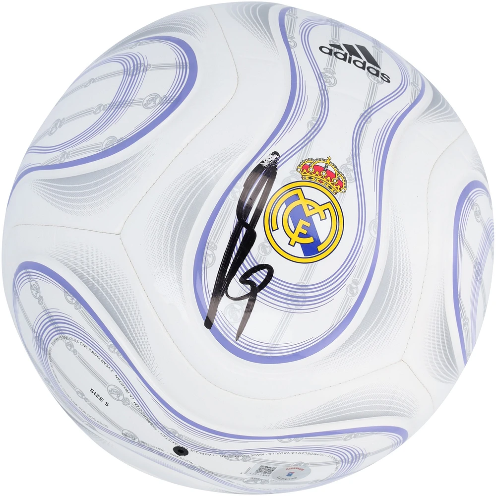 Ballon de football adidas dédicacé par Karim Benzema du Real Madrid