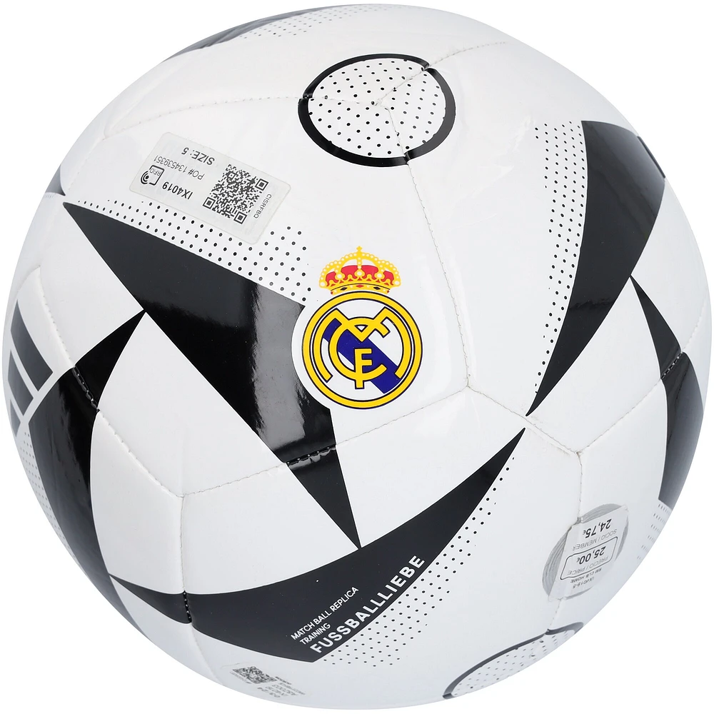 Ballon de football blanc avec logo adidas autographié par Luka Modric du Real Madrid