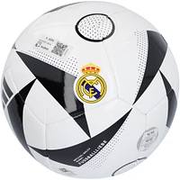 Ballon de football blanc avec logo adidas autographié par Luka Modric du Real Madrid