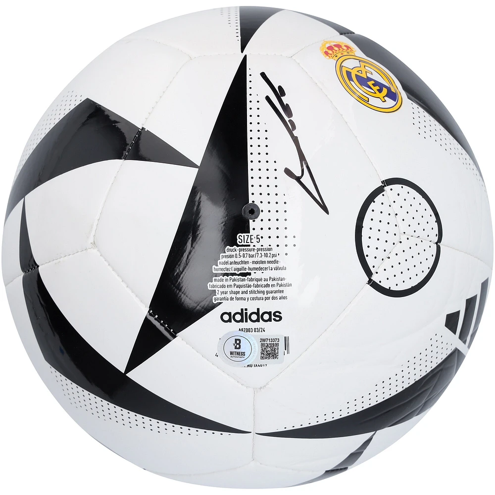 Ballon de football blanc avec logo adidas autographié par Luka Modric du Real Madrid