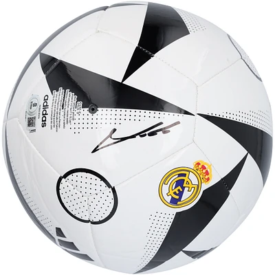 Ballon de football blanc avec logo adidas autographié par Luka Modric du Real Madrid