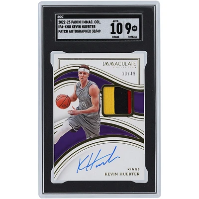 Carte Panini Immaculate Collection 2022-23 autographiée par Kevin Huerter des Sacramento Kings, relique 3 couleurs #IPA-KHU #30/49 SGC authentifiée 9/10