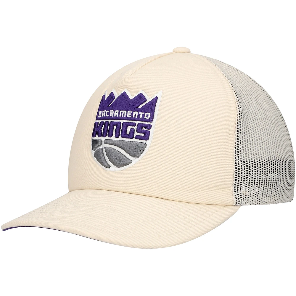 Casquette réglable crème Mitchell & Ness Sacramento Kings Trucker pour hommes