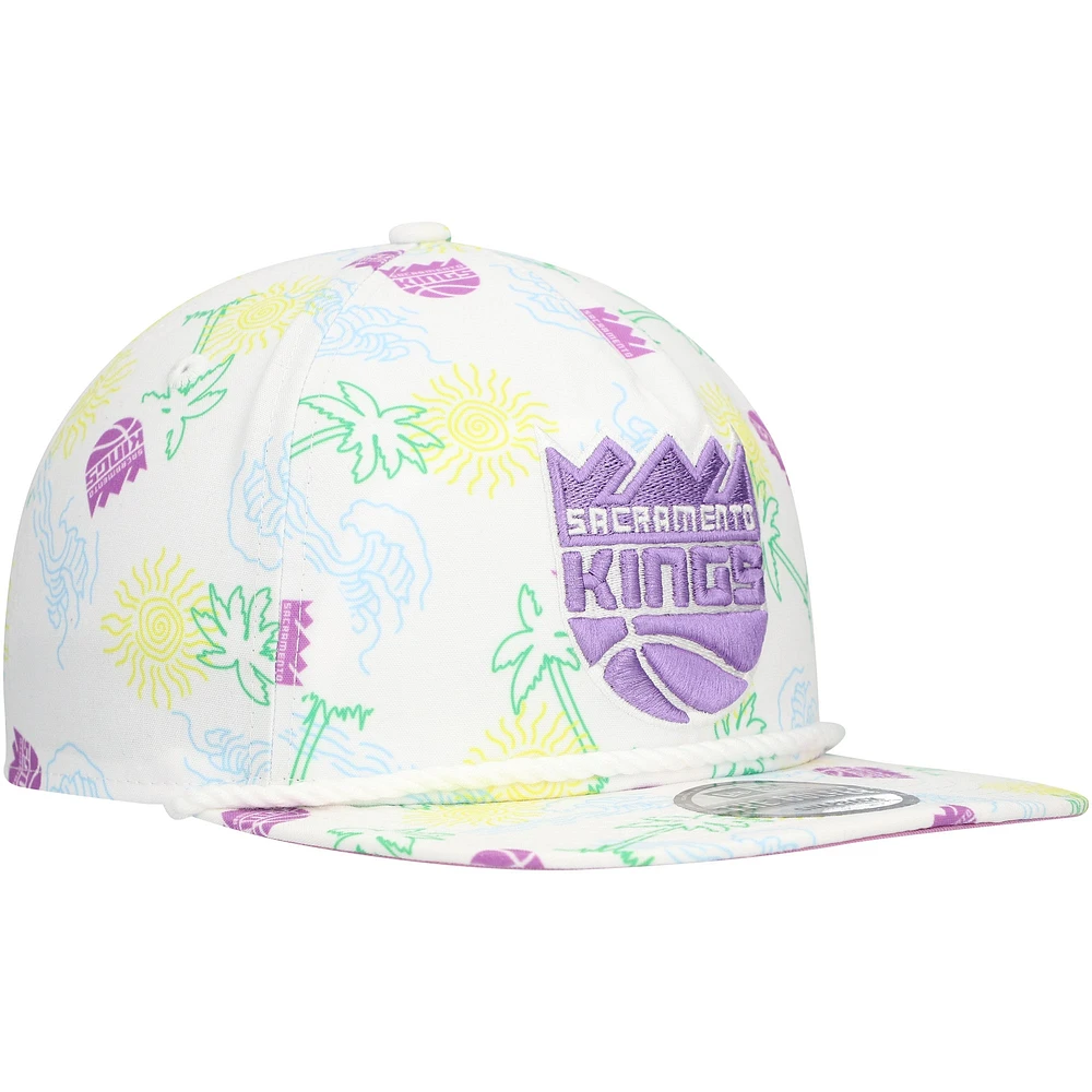 Casquette réglable de golfeur New Era pour hommes, Sacramento Kings, palmiers et vagues, blanc