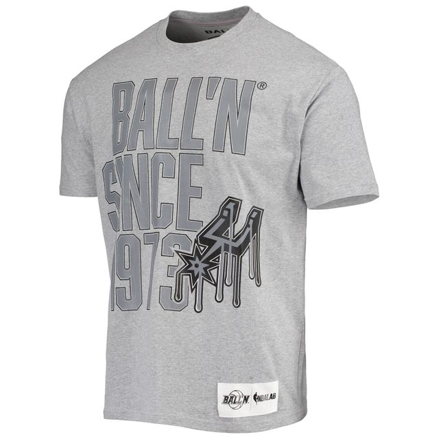 V118178 SPURS GRIS HOMME BALL'N SINCE SS TEE TEEMENSCR