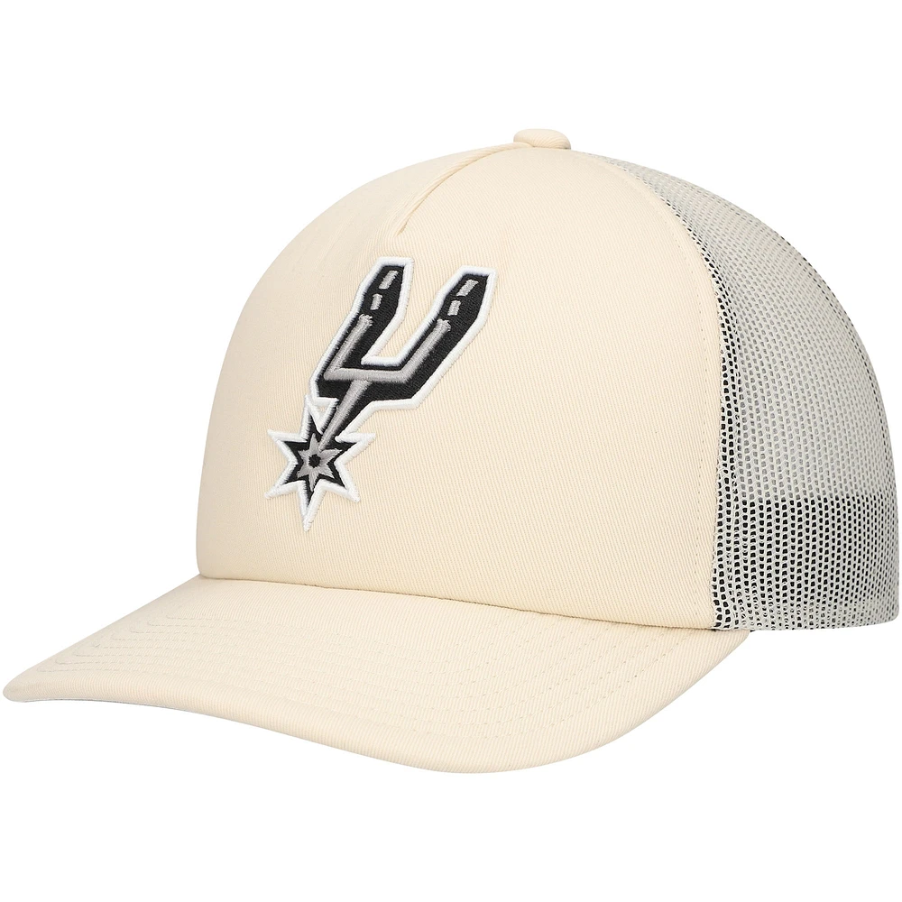 Casquette ajustable de camionneur crème San Antonio Spurs Mitchell & Ness pour hommes