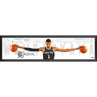 Photographie encadrée dédicacée de 84" x 20" de Victor Wembanyama des San Antonio Spurs avec l'inscription "The Alien" - Édition limitée à 5 exemplaires