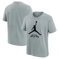 T-shirt Jordan Brand argenté avec logo Jumpman essentiel des San Antonio Spurs pour jeunes