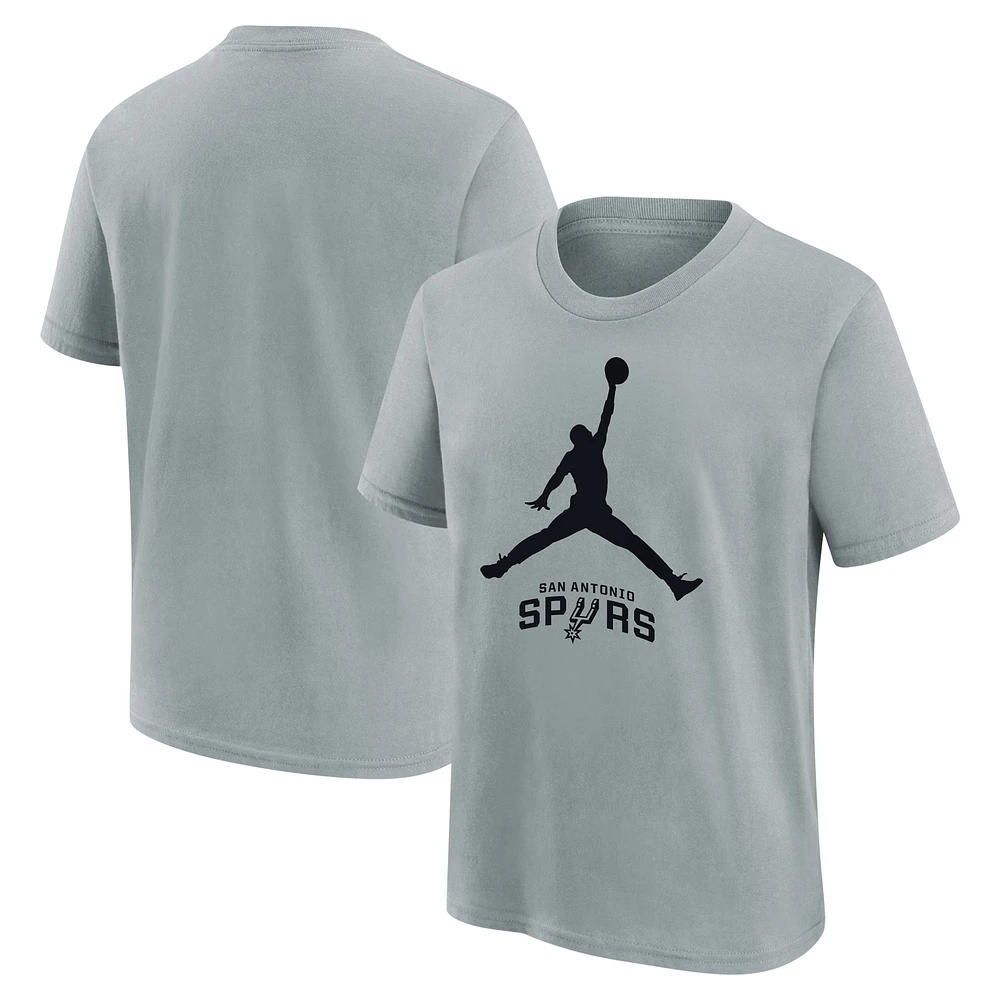 T-shirt Jordan Brand argenté avec logo Jumpman essentiel des San Antonio Spurs pour jeunes