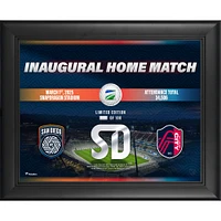 Collage encadré de 33 x 40 cm du San Diego FC, match inaugural à domicile contre St. Louis City SC, le 1er mars 2025, avec un morceau de ballon de football utilisé lors du match - Édition limitée à 100 exemplaires