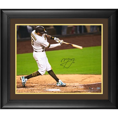 Photographie encadrée autographiée de 16" x 20" de Manny Machado en train de frapper avec les Padres de San Diego