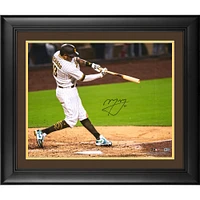 Photographie encadrée autographiée de 16" x 20" de Manny Machado en train de frapper avec les Padres de San Diego