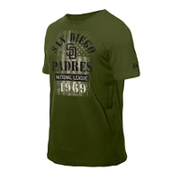 T-shirt vert New Era des forces armées Padres de San Diego pour homme