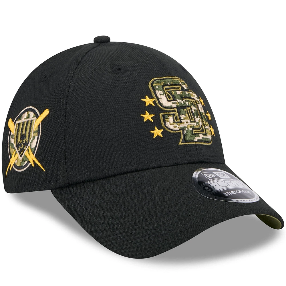 Casquette ajustable 9FORTY pour la Journée des forces armées 2024 New Era noire des Padres de San Diego pour hommes