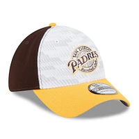 Men's New Era Brown/Gold San Diego Padres 2025 MLB Clubhouse 39THIRTY Flex Hat