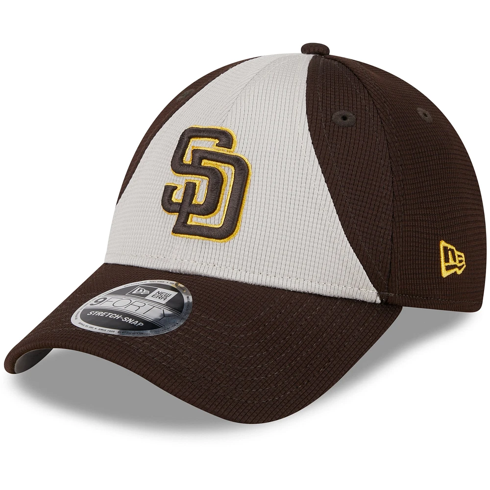 Casquette réglable 9FORTY d'entraînement au bâton des San Diego Padres 2024 New Era marron pour hommes