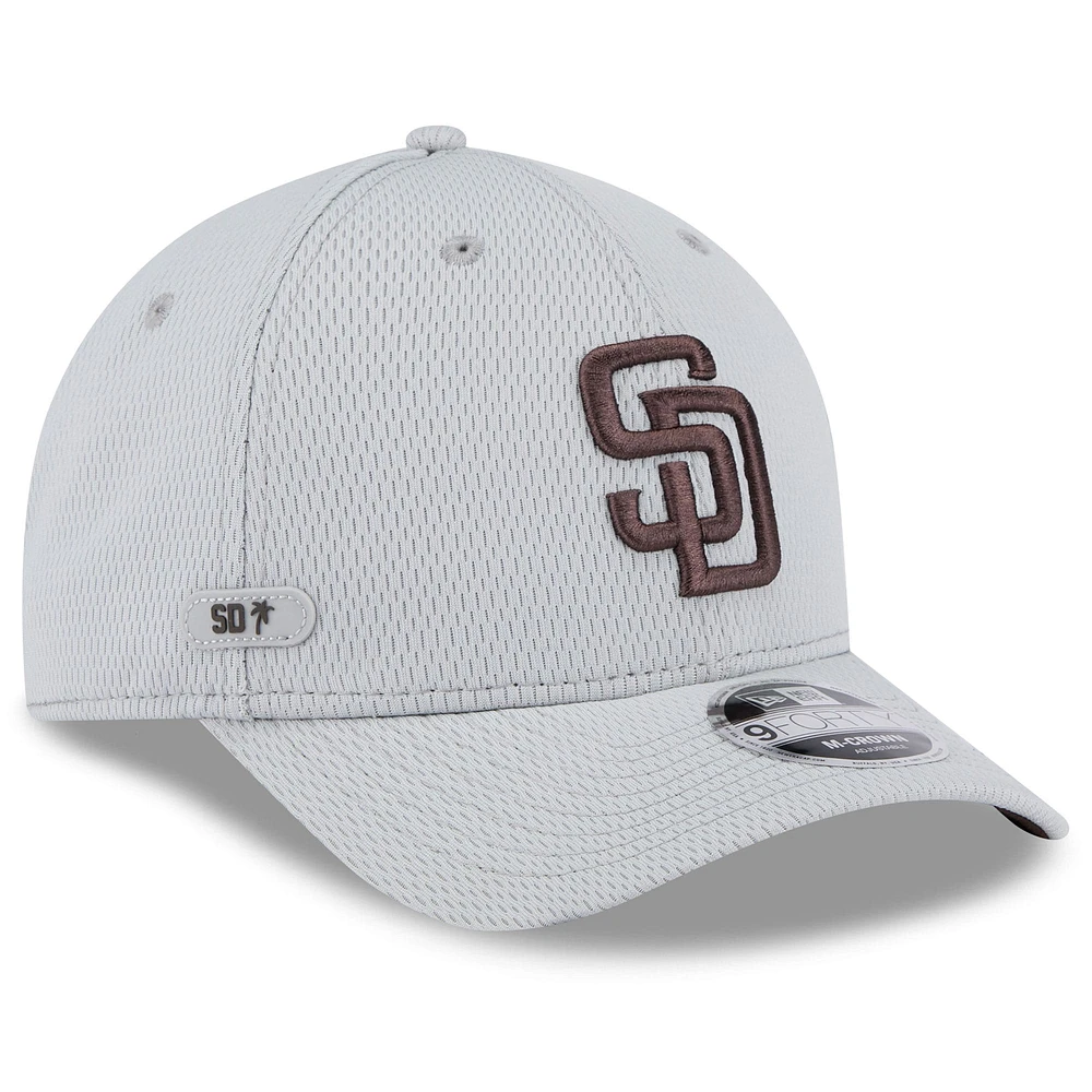 Casquette ajustable MLB Clubhouse 9FORTY M-Crown 2025 San Diego Padres de New Era pour homme, grise