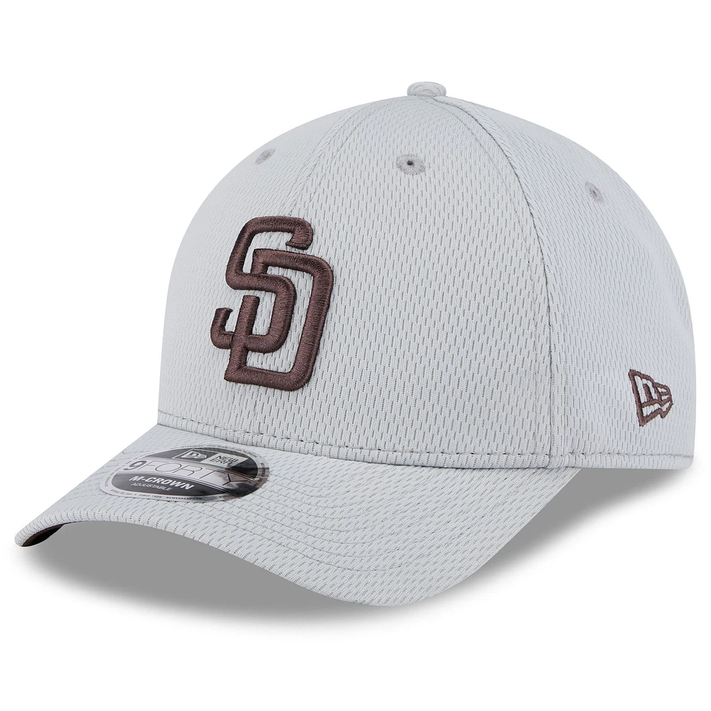 Casquette ajustable MLB Clubhouse 9FORTY M-Crown 2025 San Diego Padres de New Era pour homme, grise