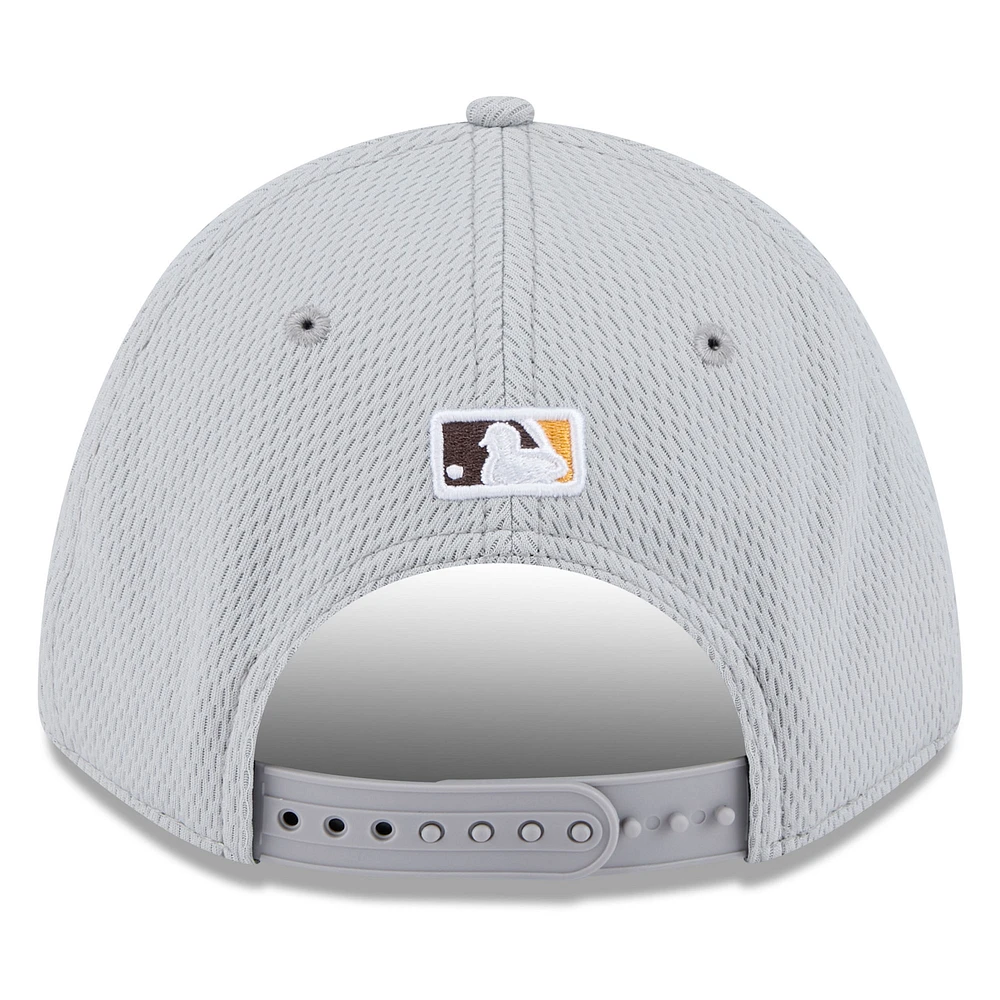 Casquette ajustable MLB Clubhouse 9FORTY M-Crown 2025 San Diego Padres de New Era pour homme, grise