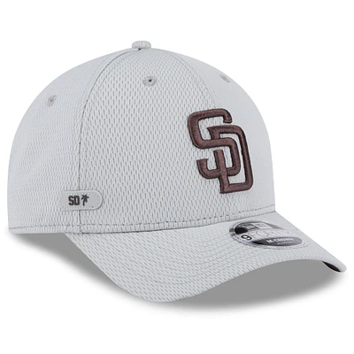 Casquette ajustable MLB Clubhouse 9FORTY M-Crown 2025 San Diego Padres de New Era pour homme, grise