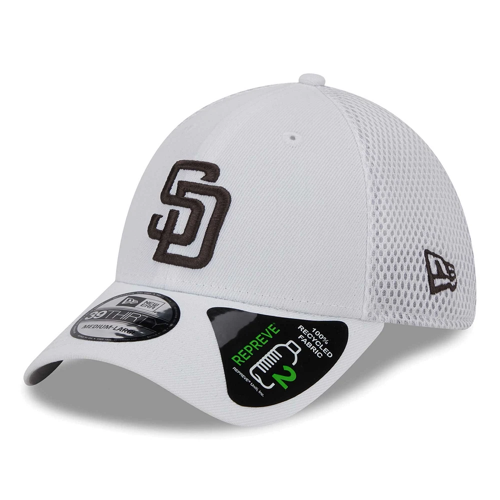 Casquette flexible REPREVE Neo 39THIRTY New Era des San Diego Padres pour hommes, blanche