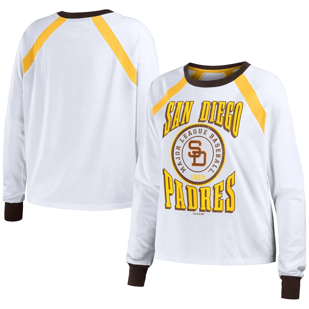 WEAR by Erin Andrews T-shirt blanc à manches longues raglan des San Diego Padres pour femmes