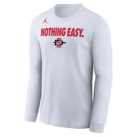 T-shirt à manches longues Nike San Diego State Aztecs 2025 On-Court Bench pour homme Blanc