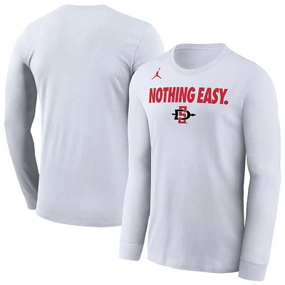 T-shirt à manches longues Nike San Diego State Aztecs 2025 On-Court Bench pour homme Blanc