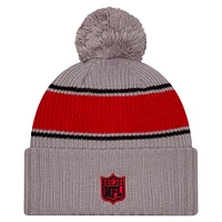 Bonnet tricoté à revers avec pompon San Francisco 49ers 2024 Sideline Sport pour homme New Era gris