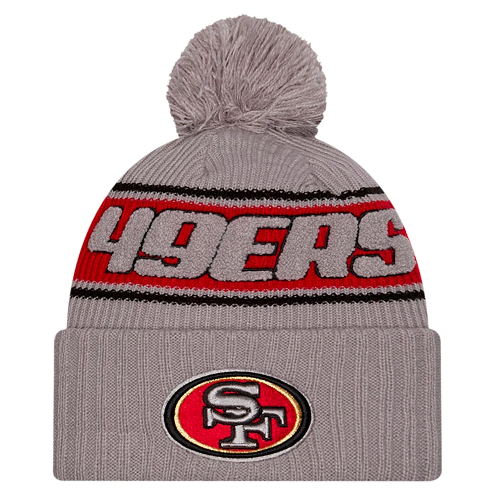 Bonnet tricoté à revers avec pompon San Francisco 49ers 2024 Sideline Sport pour homme New Era gris