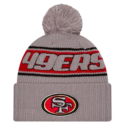 Bonnet tricoté à revers avec pompon San Francisco 49ers 2024 Sideline Sport pour homme New Era gris