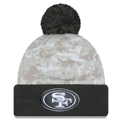 Bonnet en tricot à revers avec pompon et motif camouflage numérique San Francisco 49ers 2024 Salute To Service New Era blanc/graphite pour homme