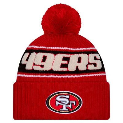 Bonnet en tricot à revers avec pompon pour jeune New Era Scarlet San Francisco 49ers 2024 Sideline Sport