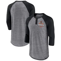 T-shirt à manches 3/4 Raglan Henley emblématique au-dessus de la chaleur des Giants San Francisco gris chiné/noir marque Fanatics pour hommes