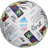 Ballon de football autographié par les San Jose Earthquakes lors de la saison 2022 de la MLS avec 25 signatures