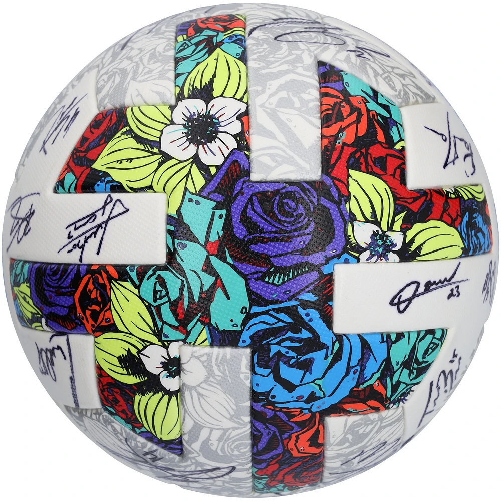 Ballon de football autographié par les San Jose Earthquakes lors de la saison 2022 de la MLS avec 25 signatures