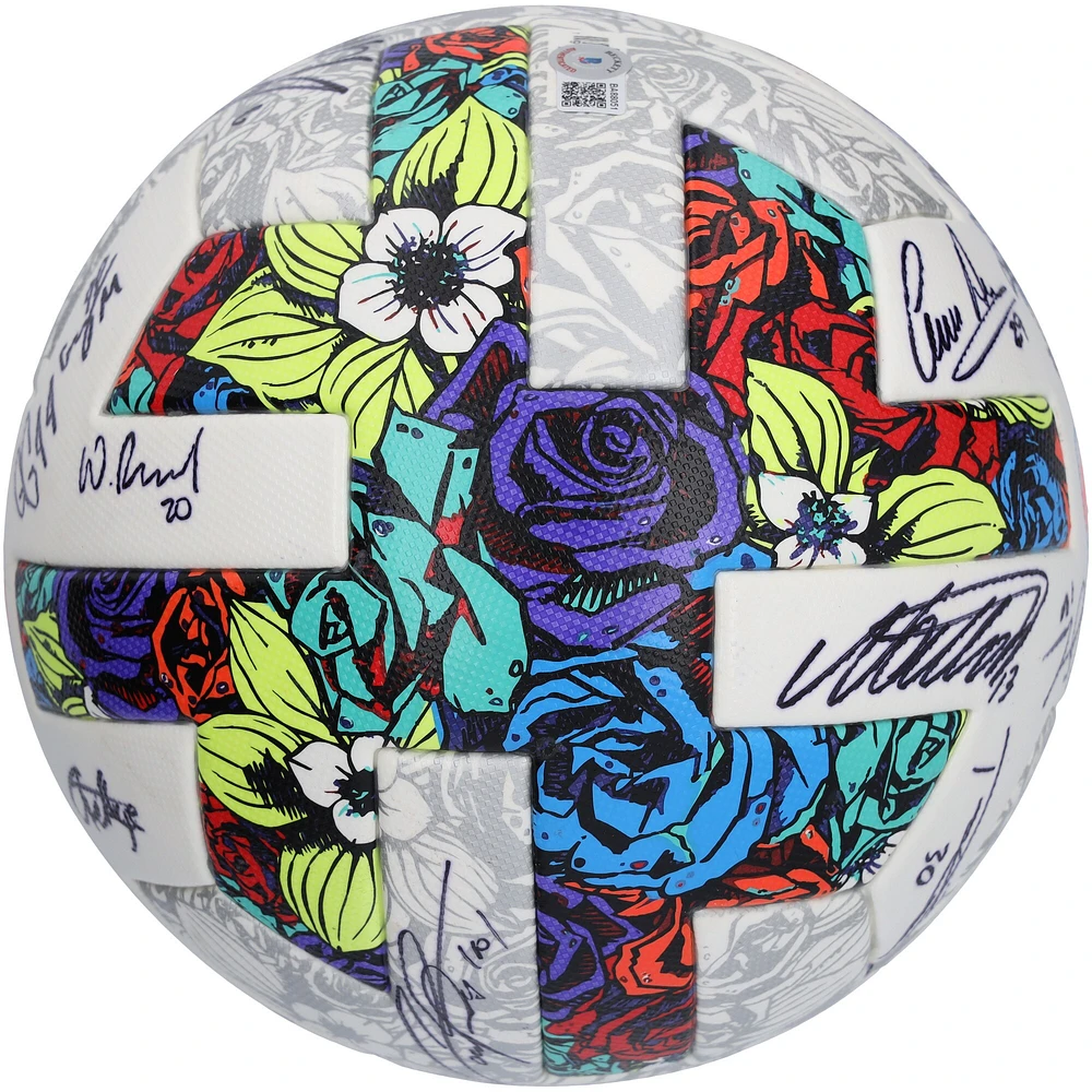 Ballon de football autographié par les San Jose Earthquakes lors de la saison 2022 de la MLS avec 25 signatures