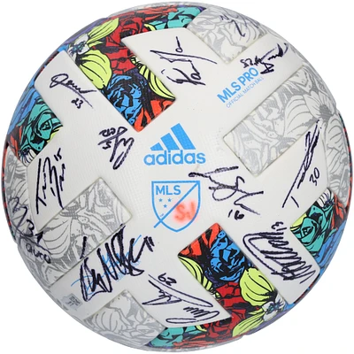 Ballon de football autographié par les San Jose Earthquakes lors de la saison 2022 de la MLS avec 25 signatures