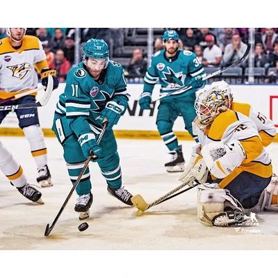 Luke Kunin, joueur non signé des Sharks de San Jose, tire la rondelle dans le but lors du défi Série mondiale LNH 2022