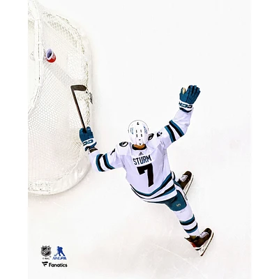 Nico Sturm, joueur non signé des Sharks de San Jose, célèbre un but