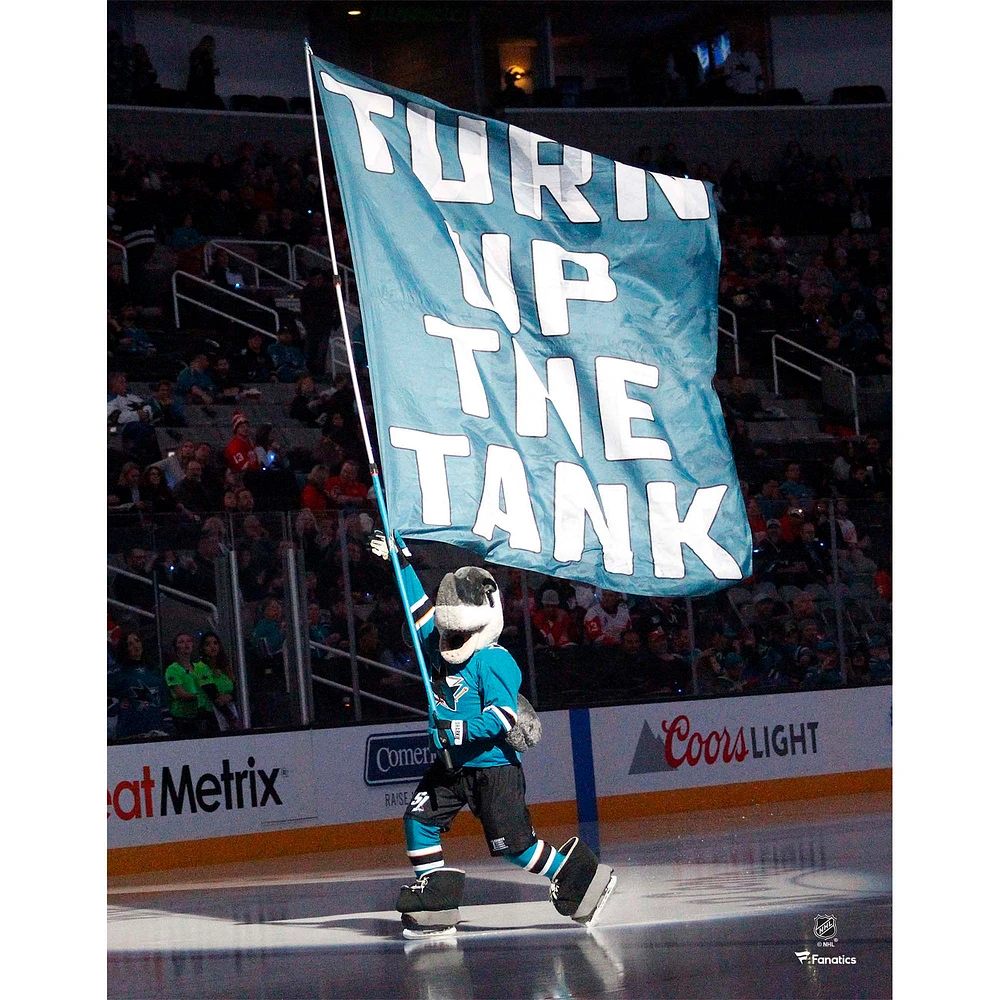 Photographie non signée du drapeau flottant des Sharks de San Jose par S.J. Sharkie