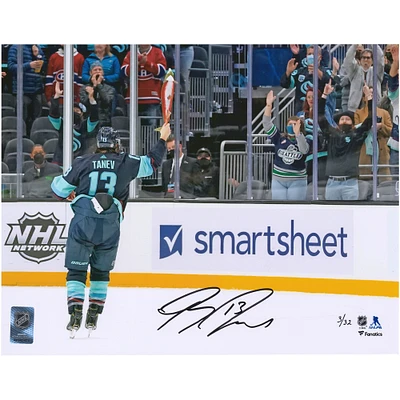 Photographie autographiée de 11'' x 14'' de Brandon Tanev, célébration du saumon par le Kraken de Seattle - Édition limitée à 32 exemplaires