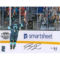 Photographie autographiée de 11'' x 14'' de Brandon Tanev, célébration du saumon par le Kraken de Seattle - Édition limitée à 32 exemplaires