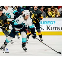 Photographie non signée de Brandon Tanev, joueur du Kraken Seattle, contrôlant la rondelle