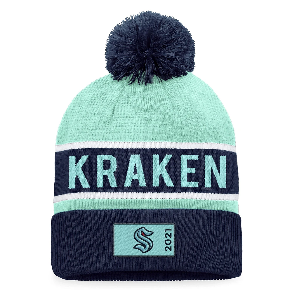 Fanatics pour hommes Deep Sea Blue/Bleu clair Seattle Kraken 2022 NHL Draft - Authentique bonnet en tricot à revers professionnel avec pompon