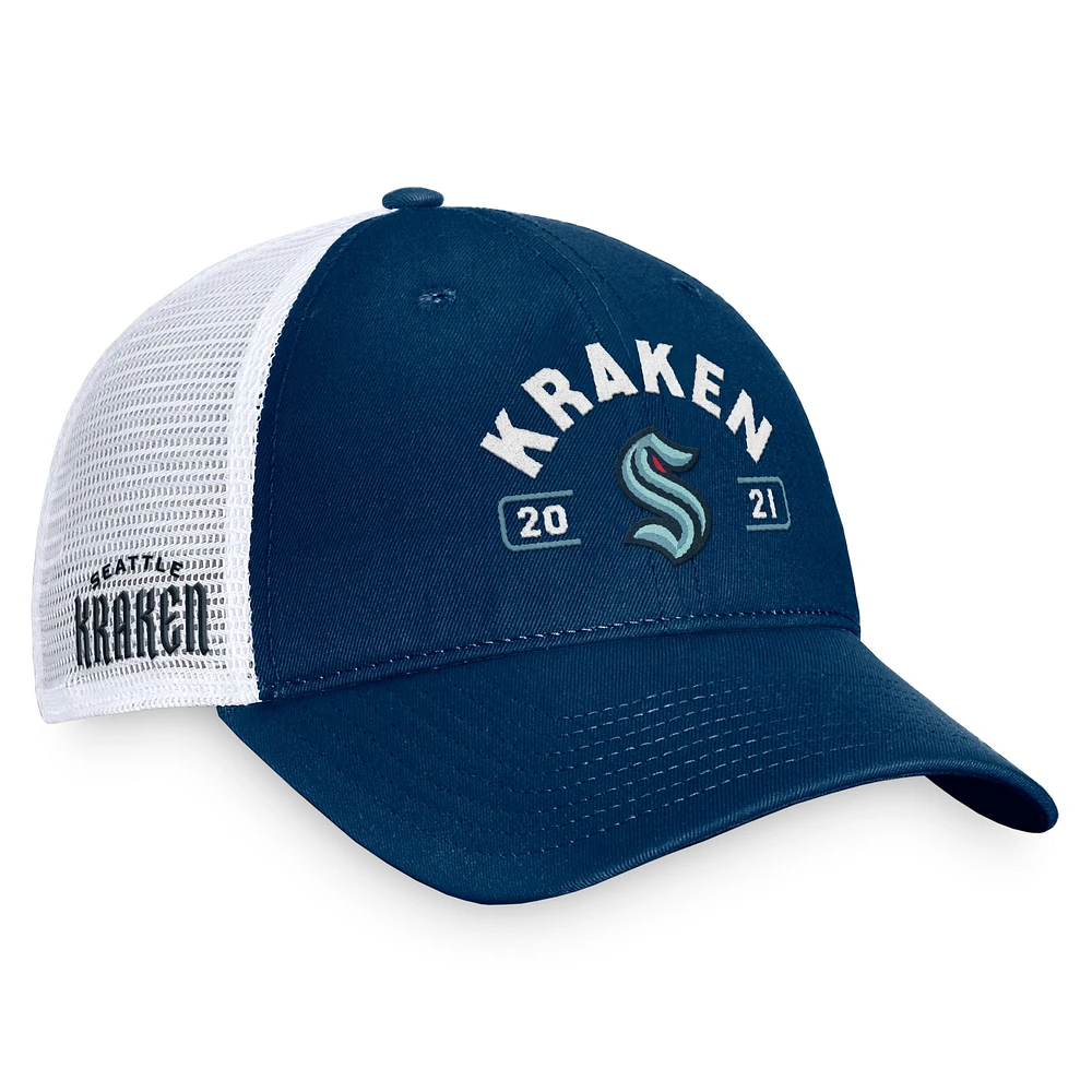 Casquette réglable Seattle Kraken Free Kick Trucker Fanatics Deep Sea bleu/blanc pour hommes