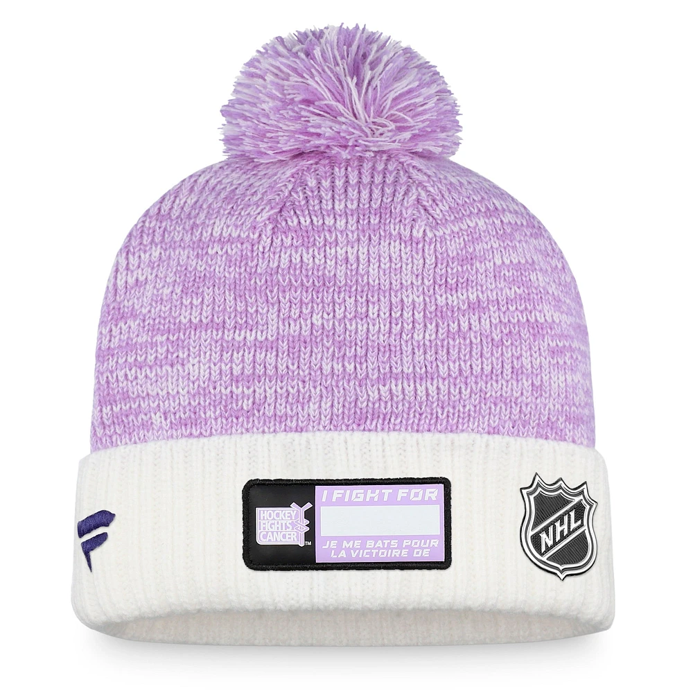 Fanatics pour hommes violet/blanc Seattle Kraken 2021 Hockey Fights Cancer Bonnet en tricot à revers avec pompon