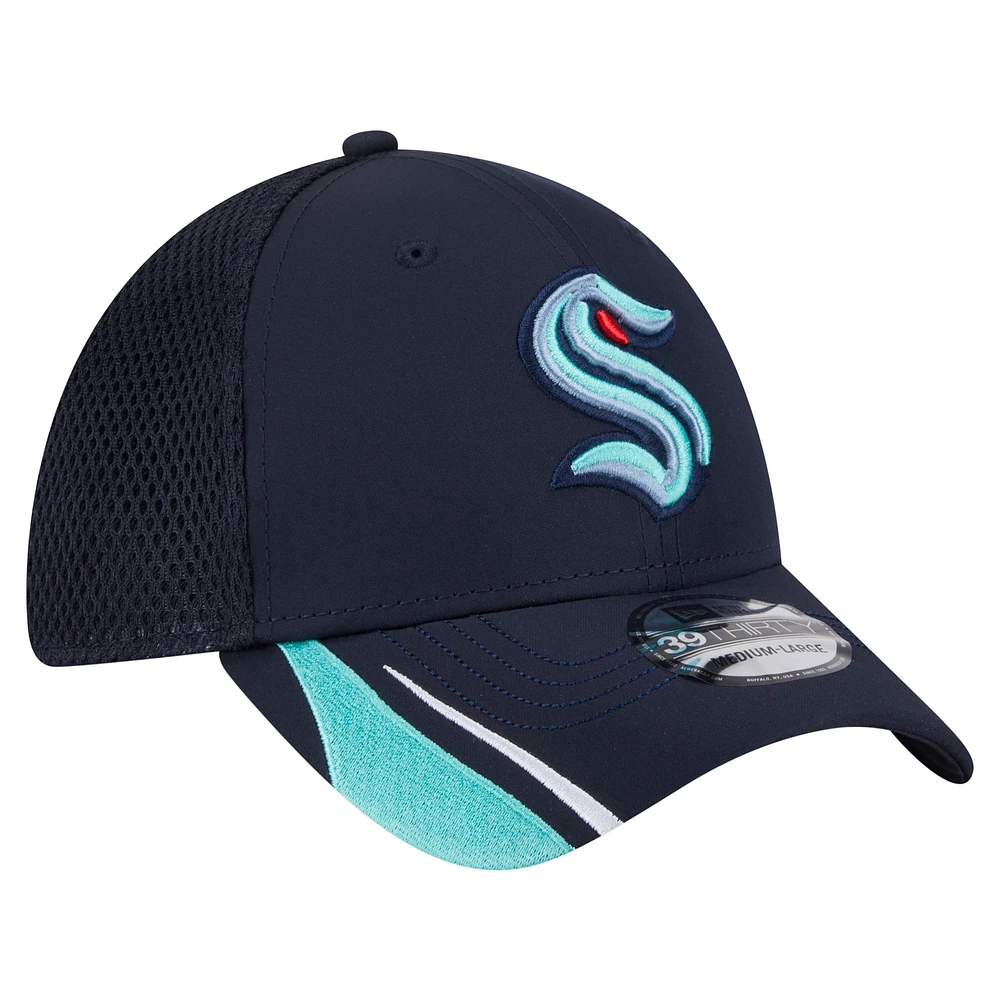 Casquette 39THIRTY Flex linéaire bleu marine Seattle Kraken de New Era pour homme